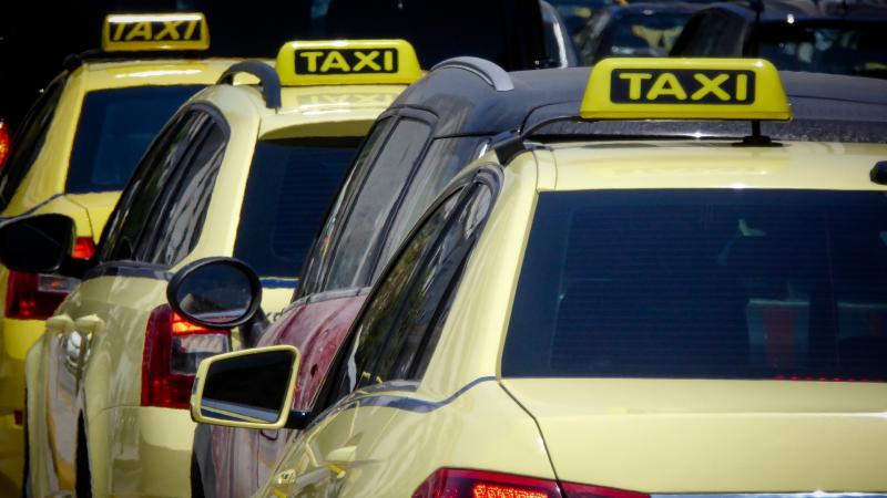 ΥΠΕΝ: Εγκρίθηκαν οι πρώτες επιδοτήσεις για τα «πράσινα ταξί»